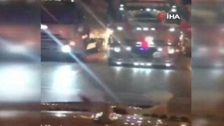 Bursa'da ilginç düğün! Kamyonu gelin arabası yaptılar, düğün salonuna devasa lastik getirdiler