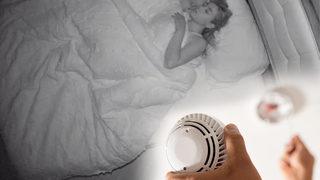 Şeytanın aklına gelmez! Yangın dedektörüne gizli kamera yerleştirip bakıcıyı kaydetmiş