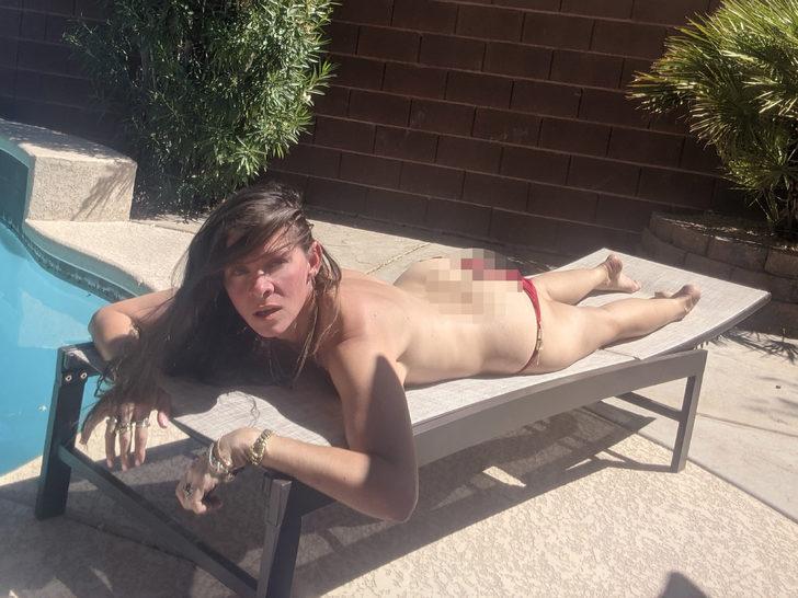 Alicia Arden halka açık alanda üstsüz güneşlenirken yakalandı G3