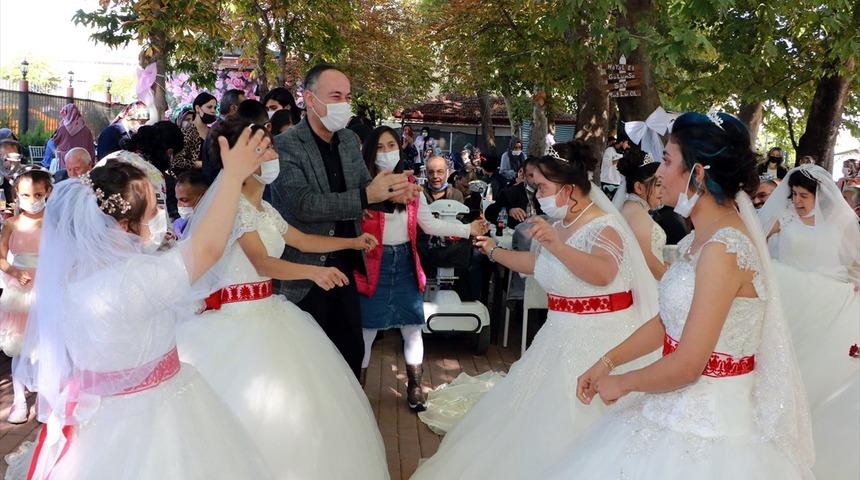 Kırıkkale'de engelli genç kızlar temsili düğünde eğlendi