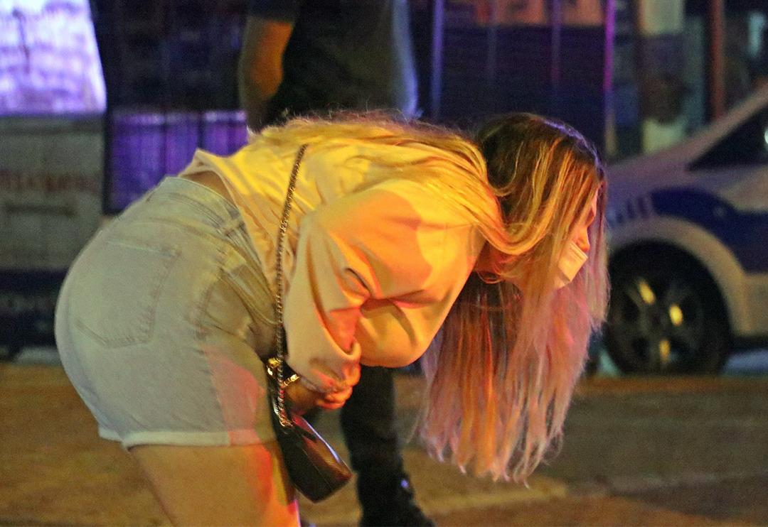 Antalya'da pes dedirten anlar: Eğilerek baktı! G&ouml;rebilmek i&ccedil;in adeta yarıştılar