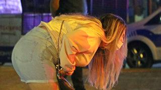 Antalya'da pes dedirten anlar: Eğilerek baktı! Görebilmek için adeta yarıştılar