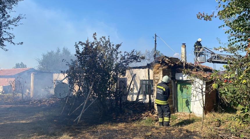 Tekirdağ'da tek katlı evde &ccedil;ıkan yangında 3 kişi dumandan etkilendi