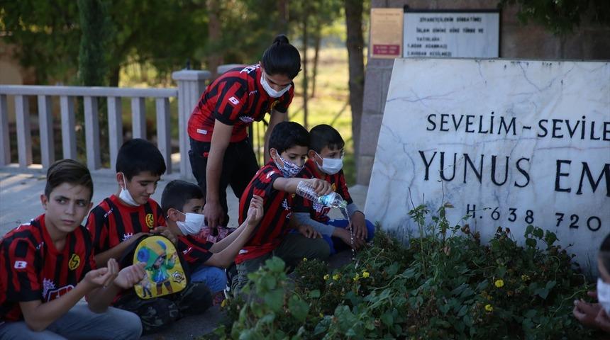 Yunus Emre Eskişehir'de kabri başında anıldı