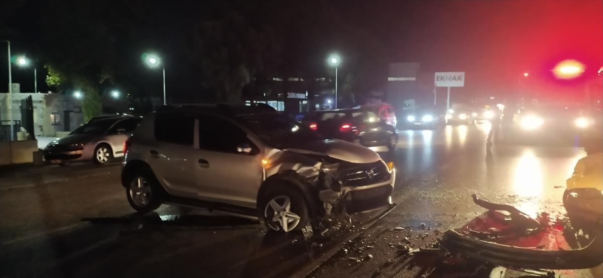 İzmir'de otomobille hafif ticari aracın &ccedil;arpıştığı kazada 4 kişi yaralandı