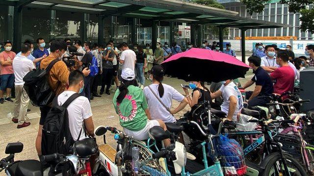 Evergrande'in geri ödeme yapmasını talep eden müşterileri toplanarak şirketi protesto eden açıklamalarda bulunuyor