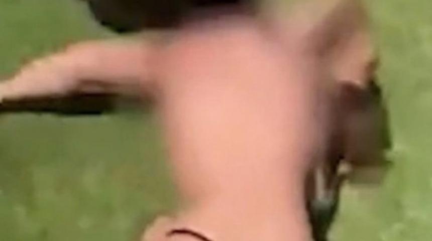 Bikinileri parçaladılar! Kadınların saç saça baş başa kavgası olay oldu