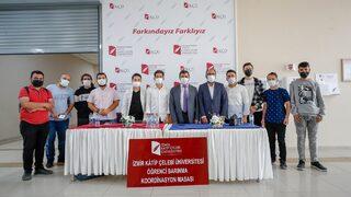 Katip Çelebi Üniversitesinde, kalacak yeri olmayan öğrencilere hocaları ev buluyor