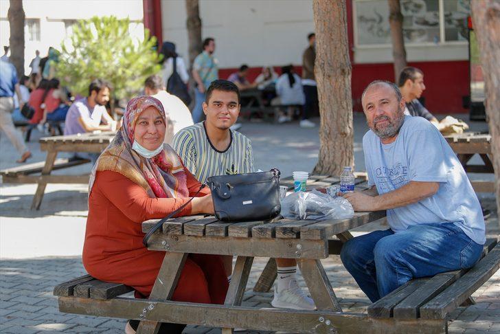 Katip Çelebi Üniversitesinde, kalacak yeri olmayan öğrencilere hocaları ev buluyor G3