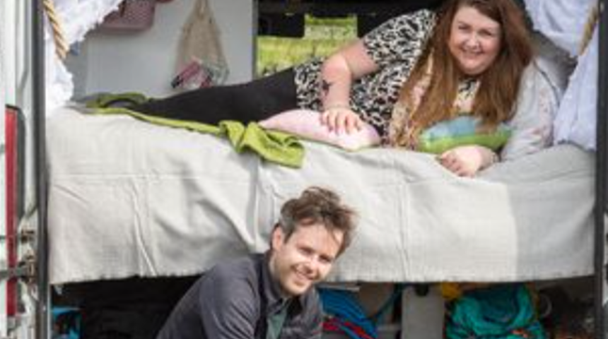 Bir minibüste yaşamak için hayallerindeki evi sattılar! Yeni hayatları imrendirdi