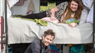 Bir minibüste yaşamak için hayallerindeki evi sattılar! Yeni hayatları imrendirdi