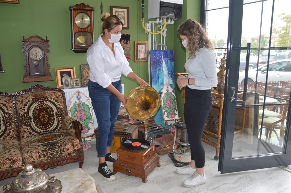 Kadın girişimciler antika eşya hobilerini kazanca d&ouml;n&uuml;şt&uuml;rd&uuml;