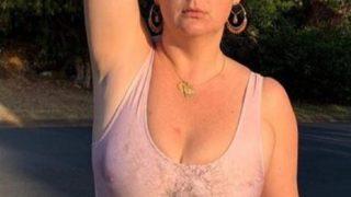 Irina Shayk’ın seksi araba pozunu taklit eden Celeste Barber, sosyal medyada beğeni topladı