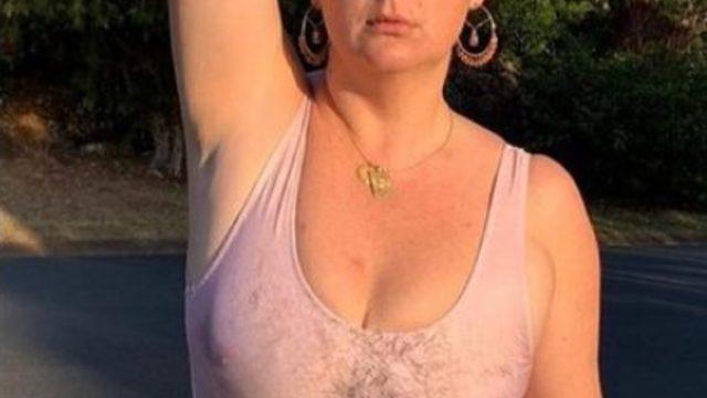 Irina Shayk’ın seksi araba pozunu taklit eden Celeste Barber, sosyal medyada beğeni topladı