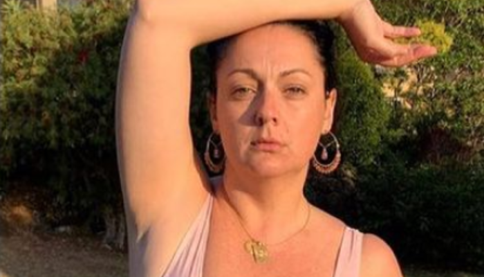 Irina Shayk’ın seksi araba pozunu taklit eden Celeste Barber, sosyal medyada beğeni topladı