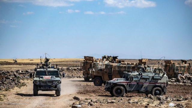 Türk ve Rus askerleri Suriye'deki Haseke kırsalında ortak devriye görevinde.