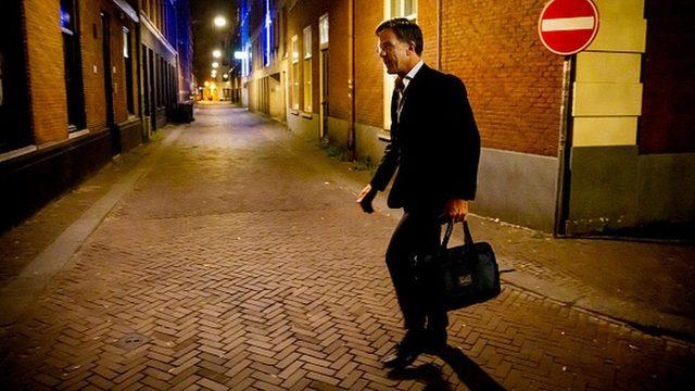 Başbakan Rutte ofisine genellikle bisikletle veya yürüyerek ve korumaları olmadan gidiyor