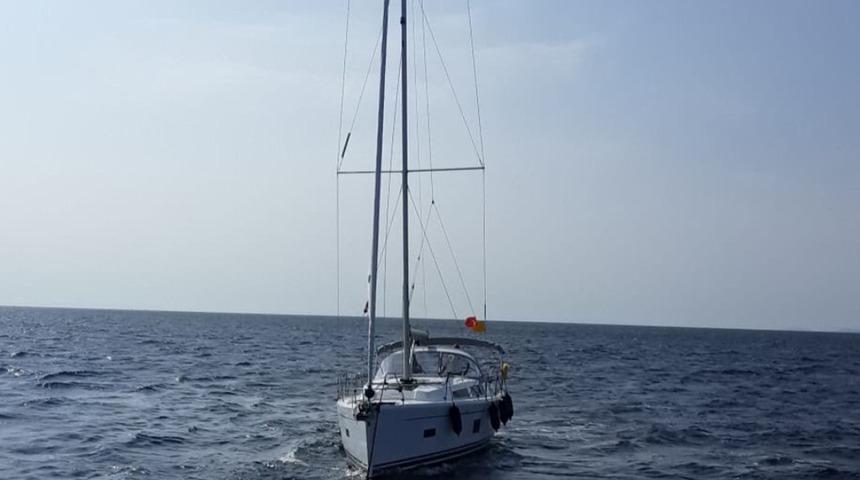 Çanakkale Boğazı açıklarında yakıtı azalan tekne kurtarıldı