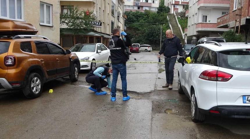 Kavgayı ayırmaya çalıştı, kurşunun hedefi oldu