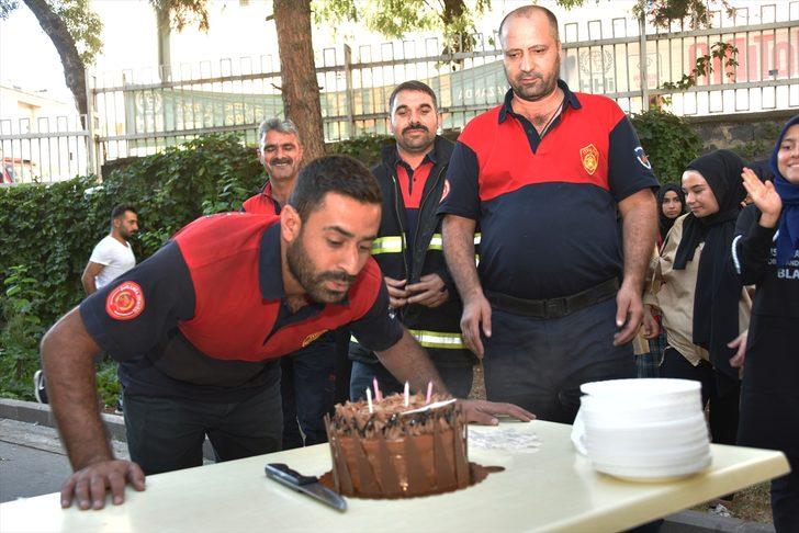Yangın ihbarına giden itfaiye ekibine öğrencilerden sürpriz kutlama G2