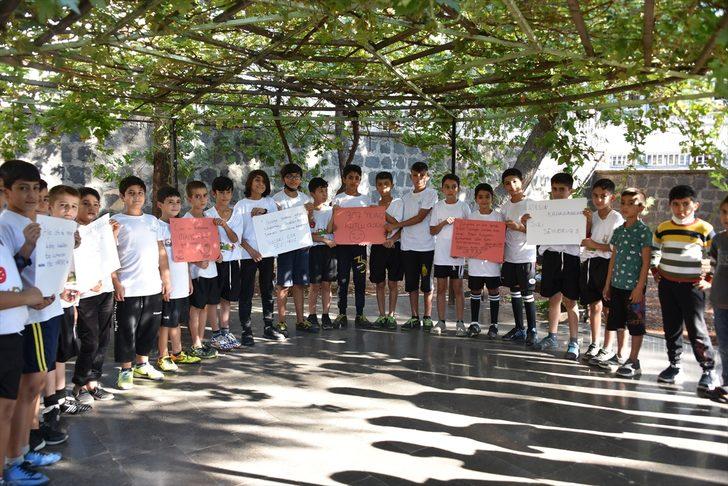 Yangın ihbarına giden itfaiye ekibine öğrencilerden sürpriz kutlama G3