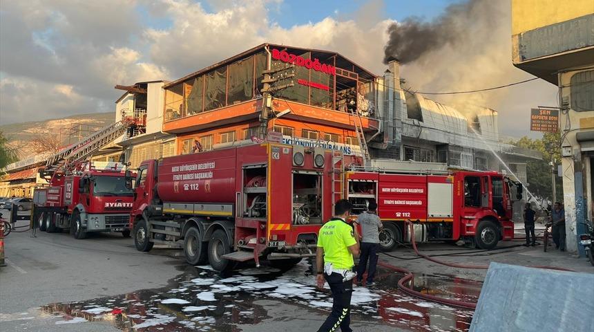 Hatay'da polyester imalathanesinde çıkan yangın söndürüldü