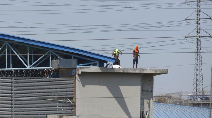Ekvador'da hapishanede iki silahlı &ccedil;ete arasında &ccedil;atışma &ccedil;ıktı: En az 24 kişi &ouml;ld&uuml;