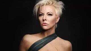 Şarkıcı Pamela yıllara meydan okuyor! Yaşını duyanlar şaşırıp kalıyor...