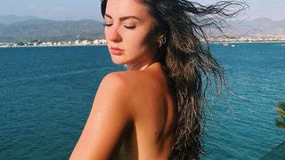 Aşk Mantık İntikam'ın Esra'sı Burcu Özberk ödülü aldı! Törendeki kıyafeti beğeni topladı