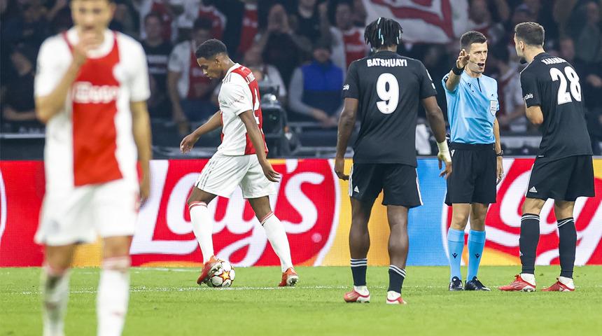 Ajax-Beşiktaş maçının hakemine tepki yağıyor