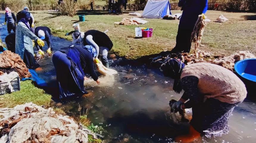 Tam 250 yıl giyinilebiliyor! Binbir emekle yıkayıp, saatlerce tokaçla dövüyorlar
