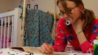 25 yaşında bebek gibi yaşayan Riley’in sıra dışı hayatı! Bez takıyor hatta hala altını ıslatıyor