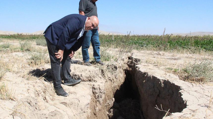 Konya'da görünen yüzey yarıkları Karaman'da da oluştu: Gerçekten çok ürkütücü