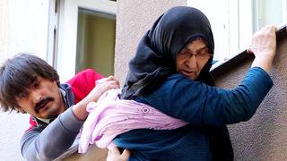 Pencereden atlamak isteyen kadın yürekleri ağza getirdi: Annem muhtemelen hasta