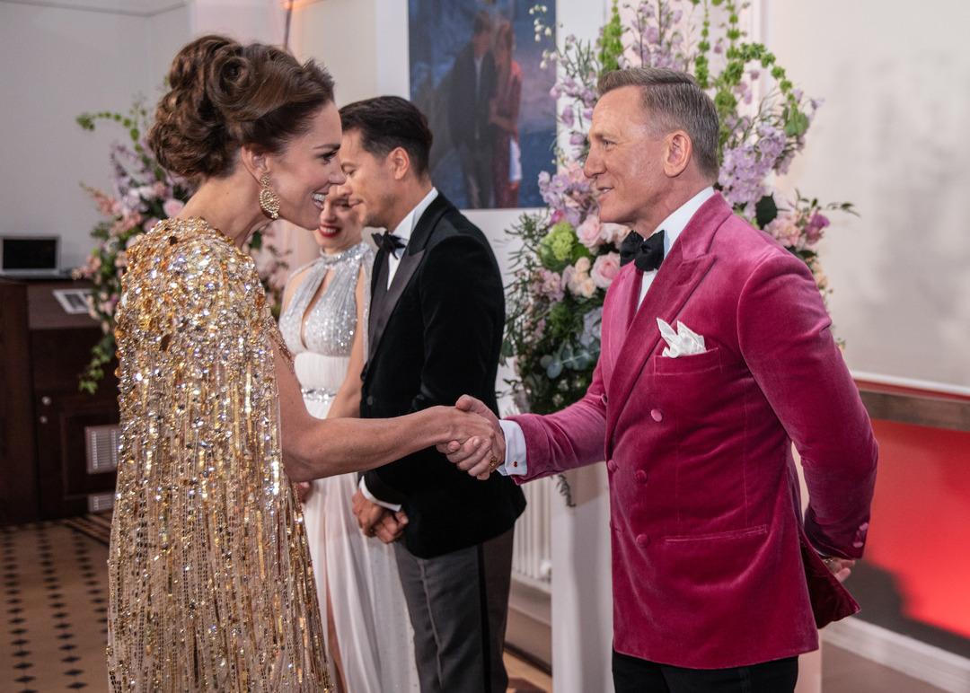Yeni James Bond filminin galasına kraliyet ailesi damga vurdu! Kate Middleton'un elbisesi kafa karışıklığı yarattı