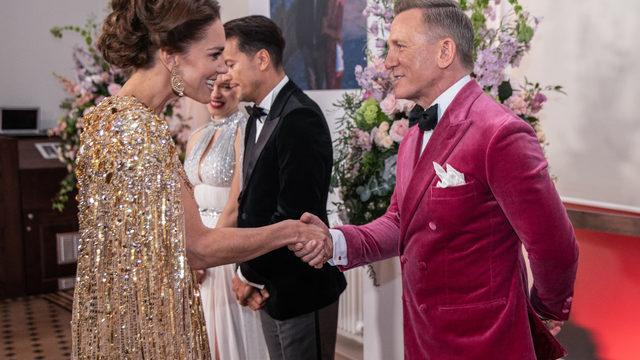 Yeni James Bond filminin galasına kraliyet ailesi damga vurdu! Kate Middleton'un elbisesi kafa karışıklığı yarattı