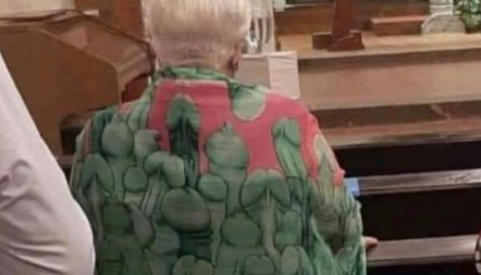 Penis desenli gömleğiyle kiliseye giden yaşlı kadının fotoğrafı sosyal medyada olay yarattı