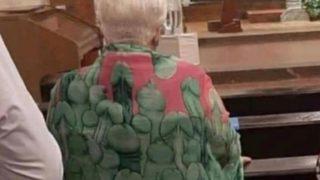 Penis desenli gömleğiyle kiliseye giden yaşlı kadının fotoğrafı sosyal medyada olay yarattı