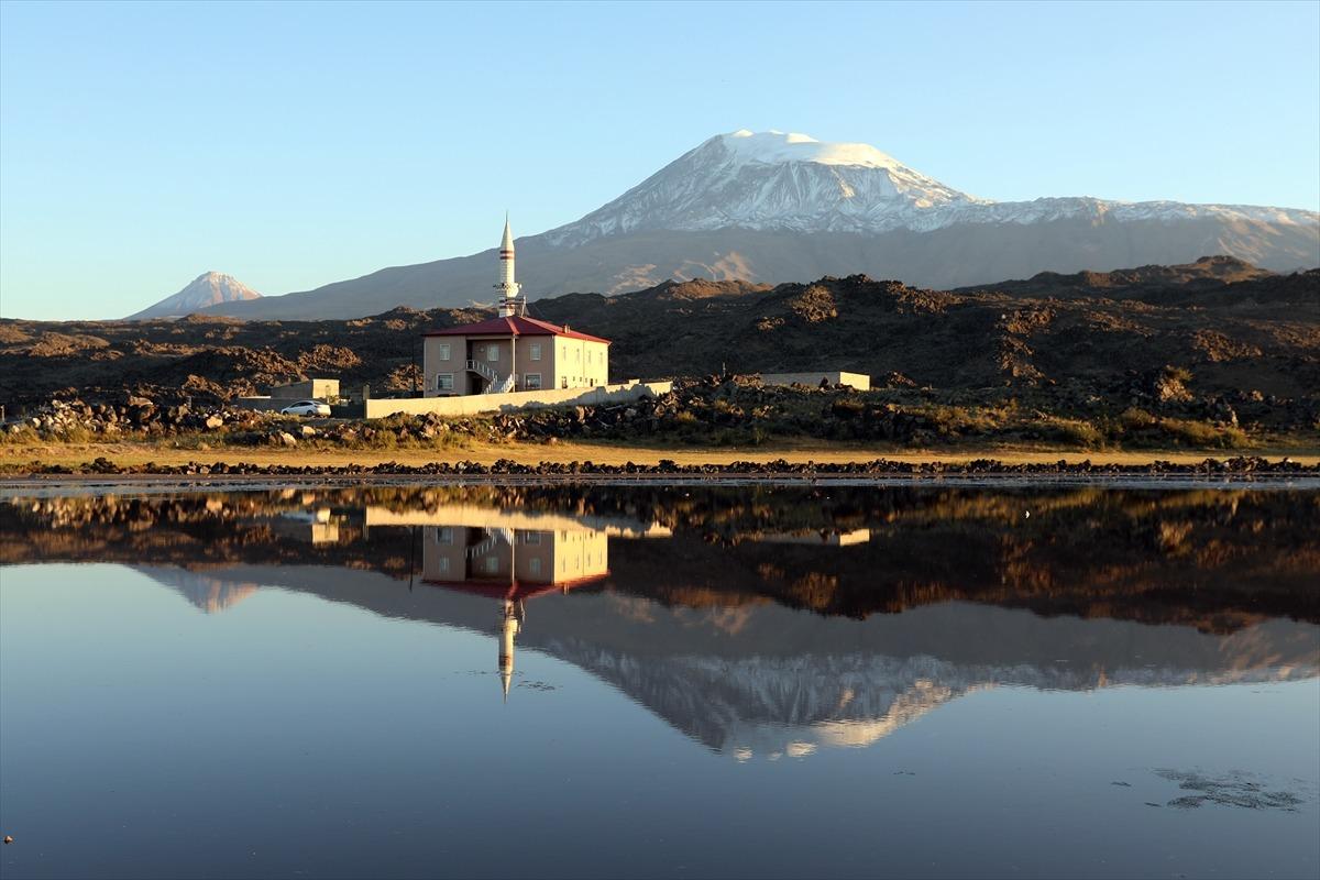 Ağrı Dağı'nın zirvesi yeniden karla kaplandı