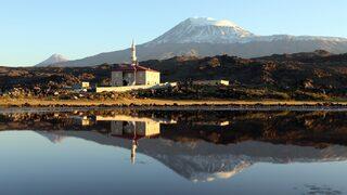 Ağrı Dağı'nın zirvesi yeniden karla kaplandı
