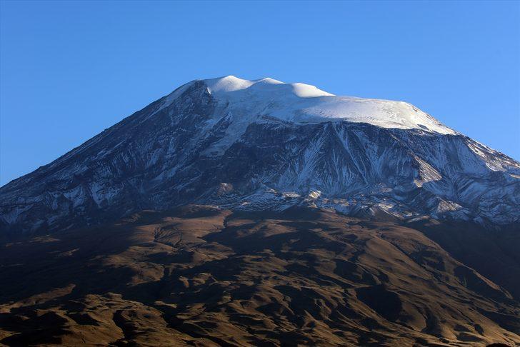 Ağrı Dağı'nın zirvesi yeniden karla kaplandı G3