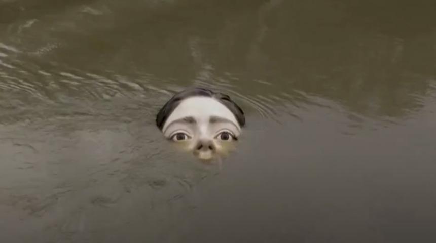 Bilbao Nehri'nde 'boğulan kız' heykeli t&uuml;yler &uuml;rpertti