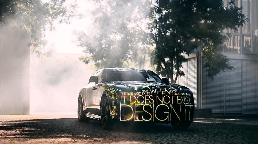 Rolls-Royce, tamamen elektrikli ilk otomobili Spectre'yi duyurdu