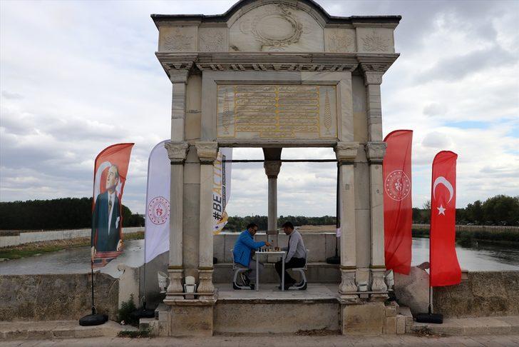 Tarihi Meriç Köprüsü üzerinde satranç oynandı G2