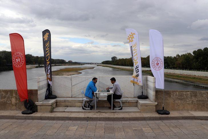 Tarihi Meriç Köprüsü üzerinde satranç oynandı G3