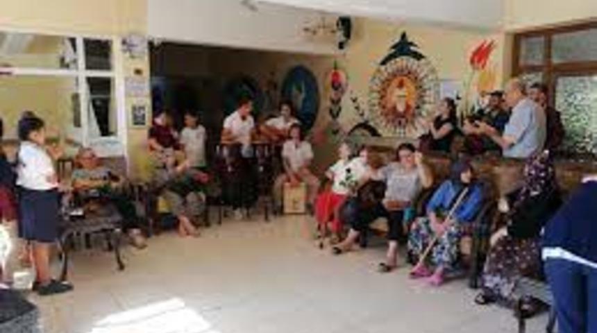 Yaşlılar yeni yılı erken kutladı