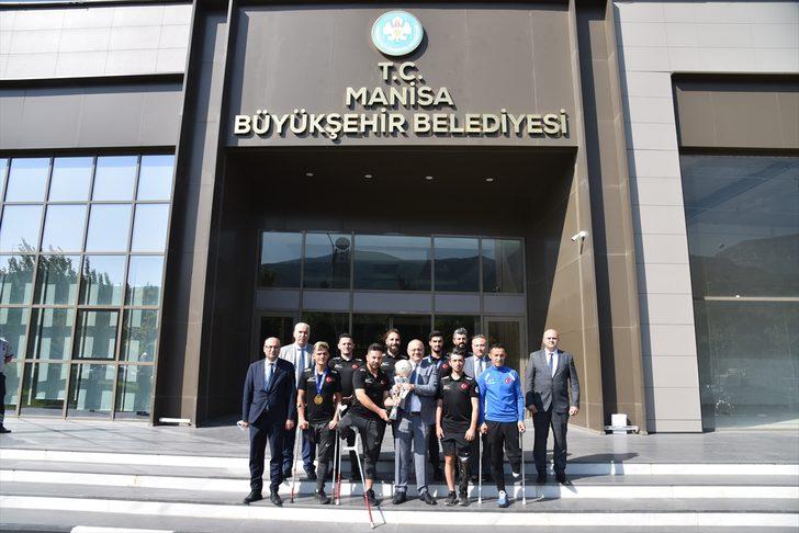 Ampute Futbol Milli Takımı'ndan Manisa Büyükşehir Belediyesine ziyaret G1