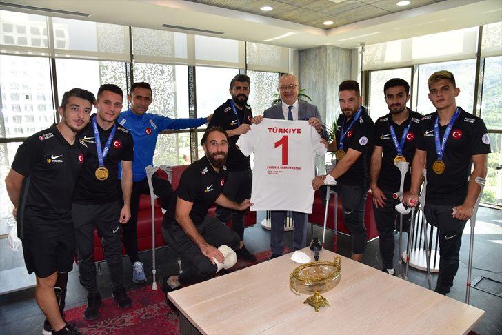 Ampute Futbol Milli Takımı'ndan Manisa Büyükşehir Belediyesine ziyaret G2