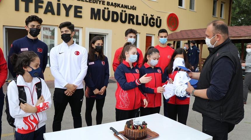 Bolu'da kamp yapan milli cimnastikçiler, itfaiyecileri ziyaret etti