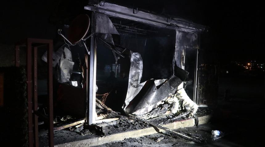 Kayseri'de işten çıkarıldığı belirtilen kepçe operatörü iş makinesi ve güvenlik kulübesini yaktı